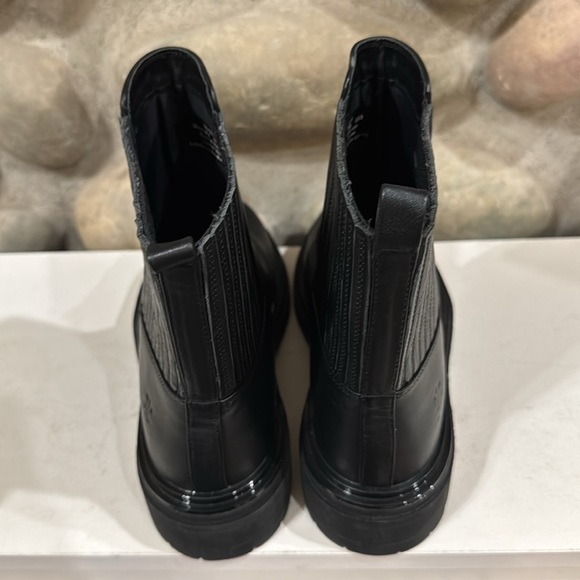 Johnston & Murphy Gianna Gore boot in black - Picture 6 of 10